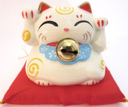 Chat porte bonheur blanc avec cloche & coussin tirelire 9cm