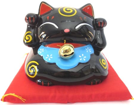 Chat porte bonheur noir avec cloche & coussin tirelire 9cm