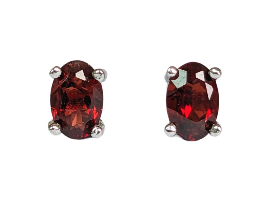 Boucles d'Oreilles Solitaire en Cuivre Blanc Facettée Grenat Rouge AA stud chez Arabesk