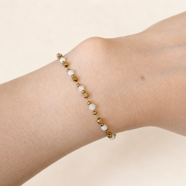 Bracelet Énergie en Pierre de Lune Blanche A+ – Perles Dorées chez Arabesk