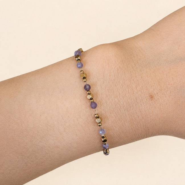 Bracelet Énergie en Améthyste A – Perles Dorées chez Arabesk