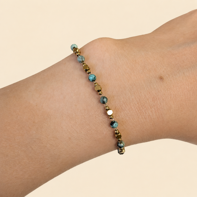 Bracelet Énergie en Turquoise d’Afrique A – Perles Dorées chez Arabesk