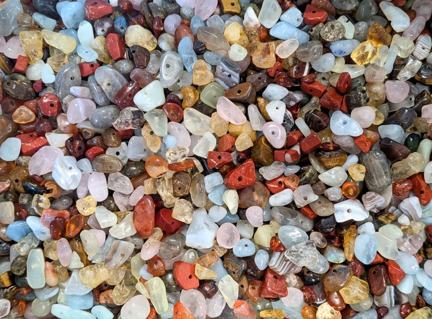 Mélange de chips percées en pierres naturelles – 500 g chez Arabesk