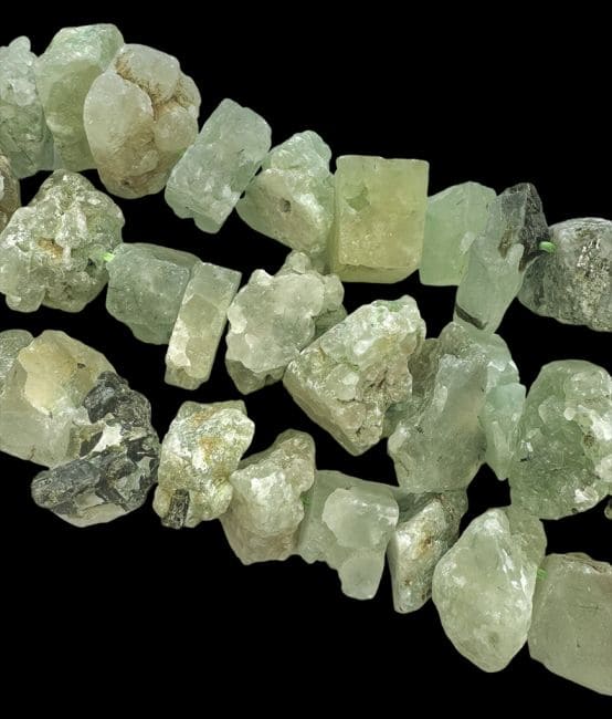 Prehnite A Pierres Brutes 13-20mm sur fil 40cm