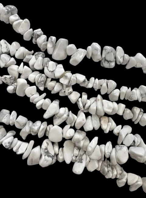 Howlite A chips 3-8mm sur fil 80cm