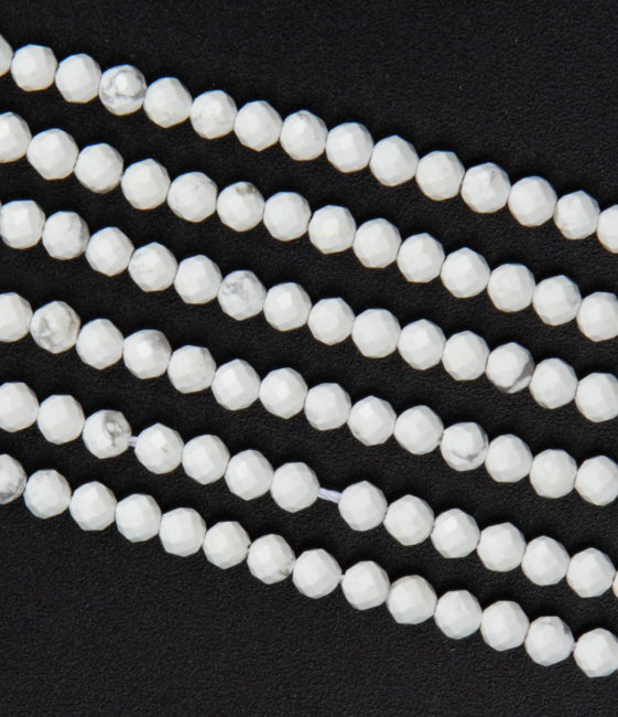 Facettierte Howlith A 3mm Perlen auf 40cm Draht