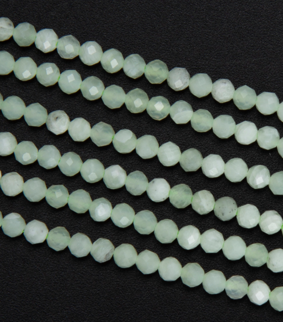 Facettierte chinesische Jade A 3 mm Perlen auf 40 cm Draht