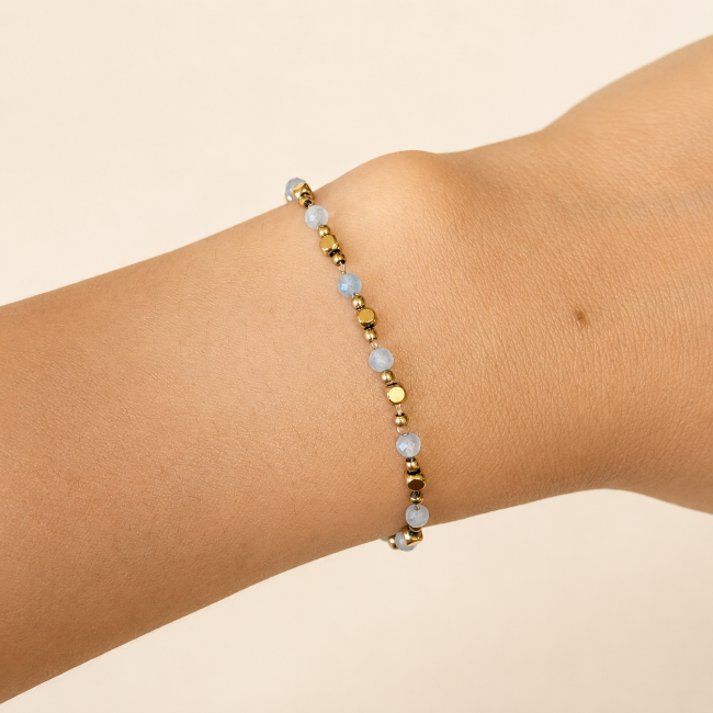 Bracelet Énergie en Aigue-Marine AA – Perles Dorées chez Arabesk