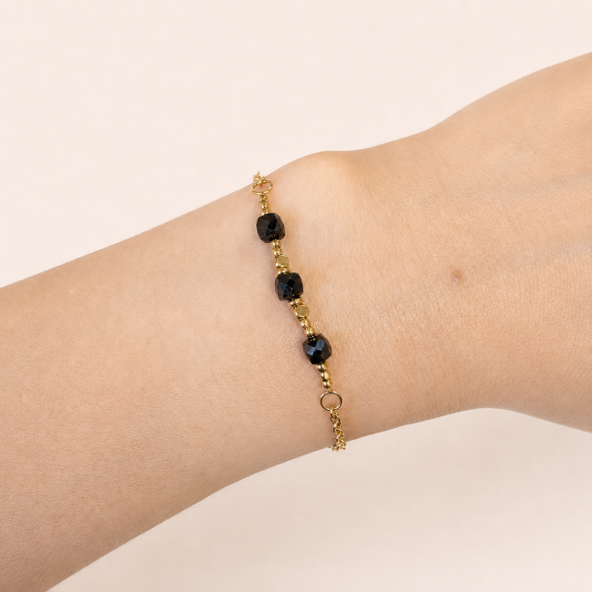 Bracelet Chance en Tourmaline Noire A – Perles Carrées Facettées chez Arabesk