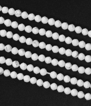 Fil de Perles Rondes Facettées Howlite A 3 mm