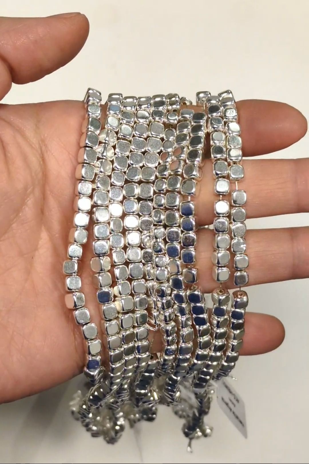 Perles Intercalaires Carrées Arrondies en Hématite Argentée – 4 mm