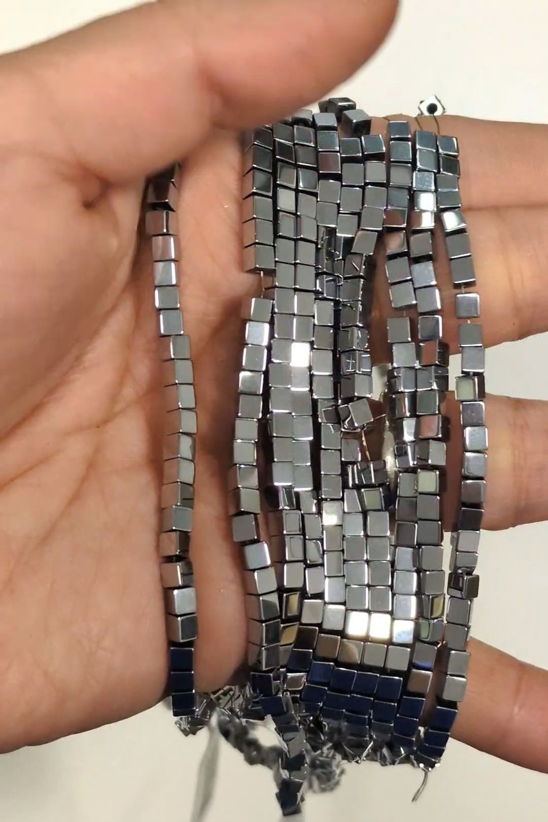 Perles Intercalaires Carrées en Hématite Argentée – 3×3 mm