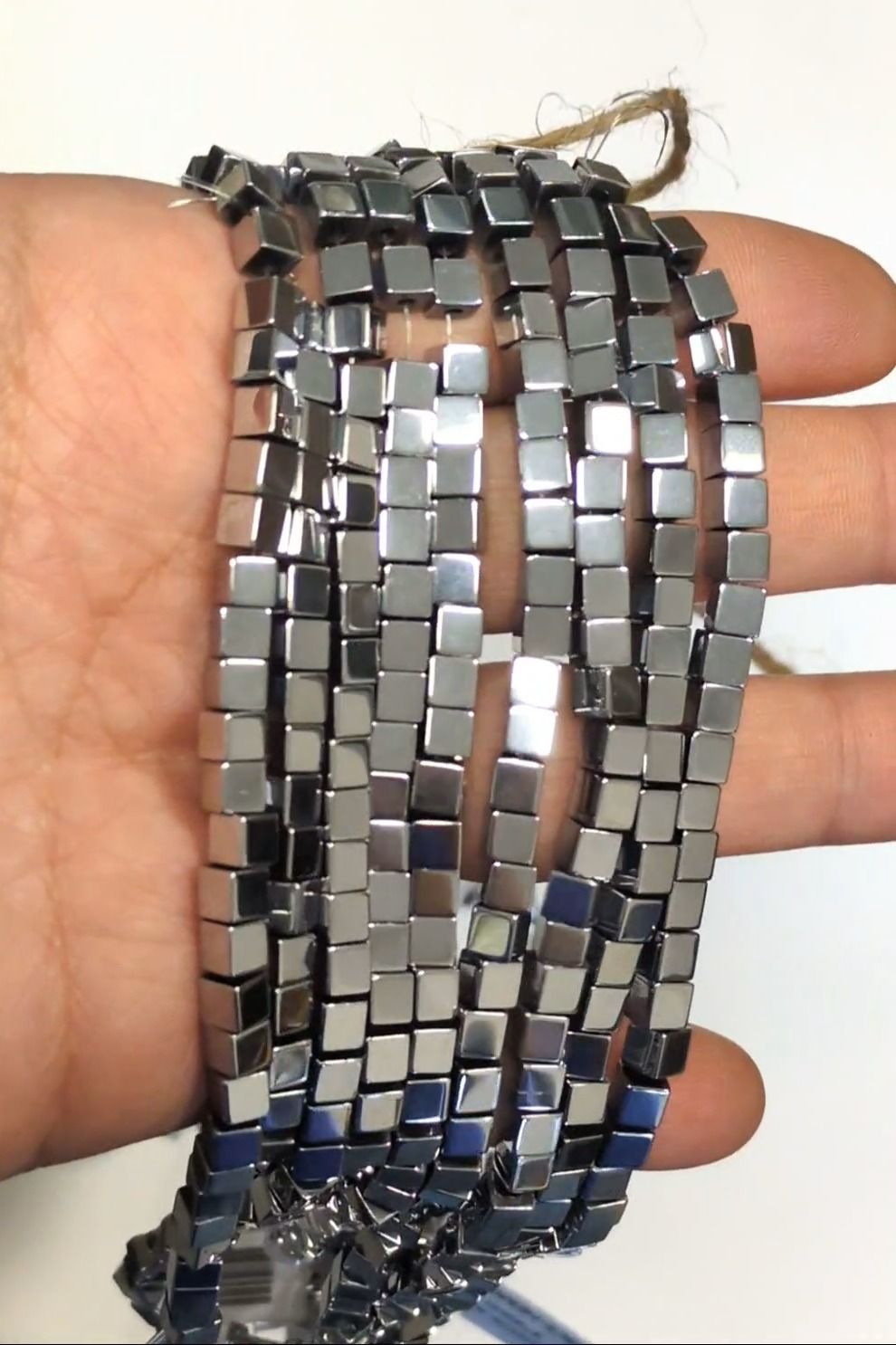 Perles Intercalaires Carrées en Hématite Argentée – 4×4 mm