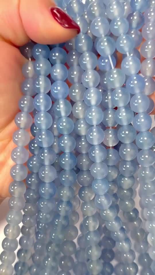 Calcédoine bleue A perles 8mm sur fil 40cm