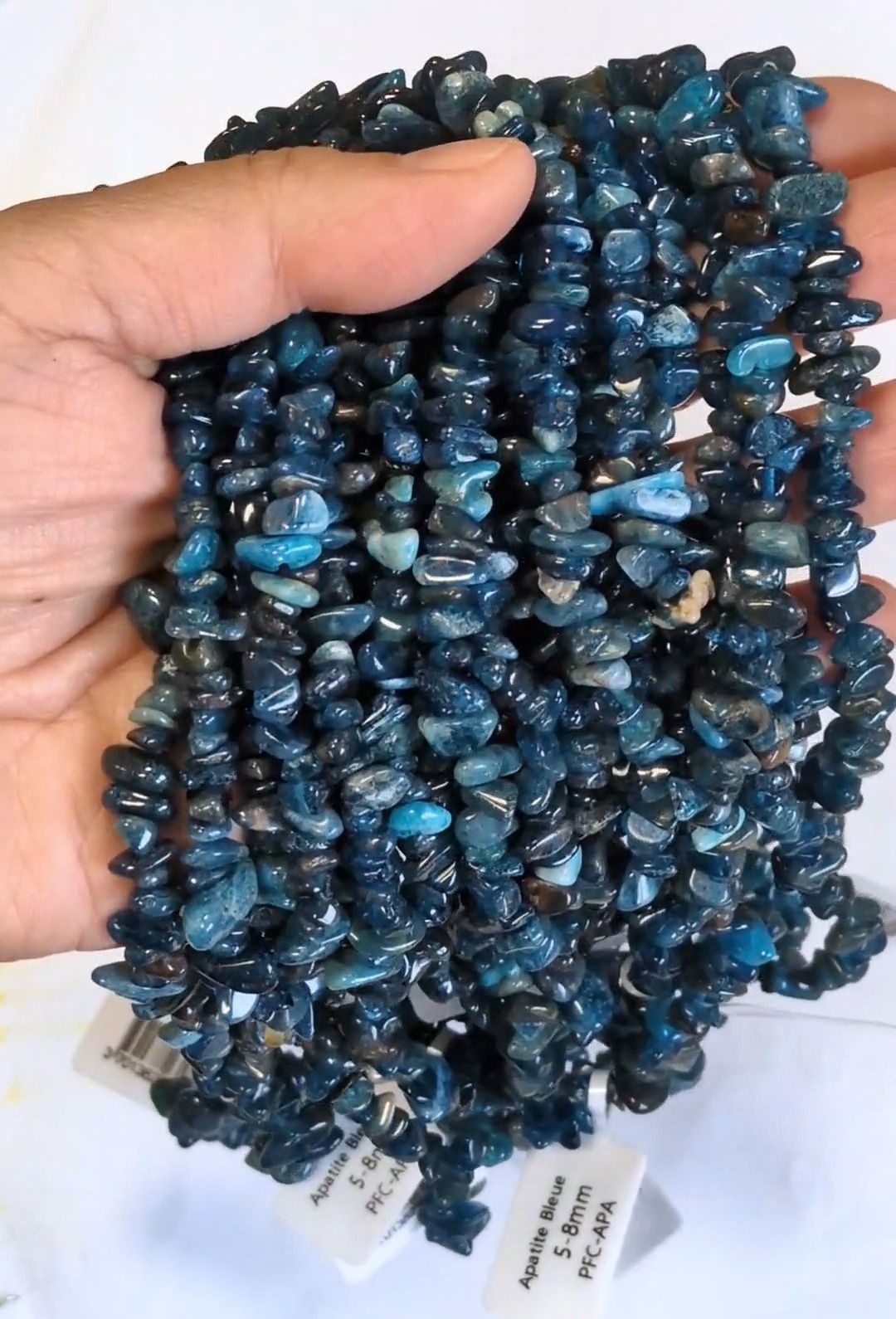 Apatite Bleue A chips 3-8mm sur fil 80cm