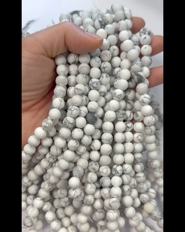 Howlite A perles mates 8mm sur fil 40cm