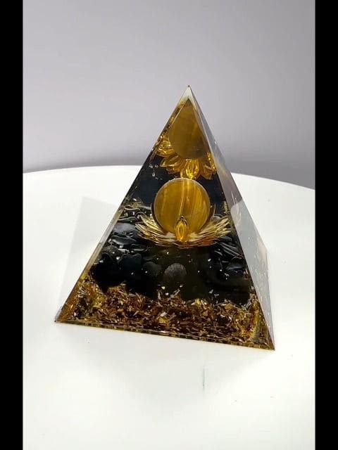 Orgonite Pyramide Oeil de Tigre et Obsidienne Noire Lotus